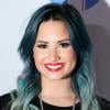 Antes do rosa, Demi Lovato estava com o cabelo azul e cinza nas pontas!