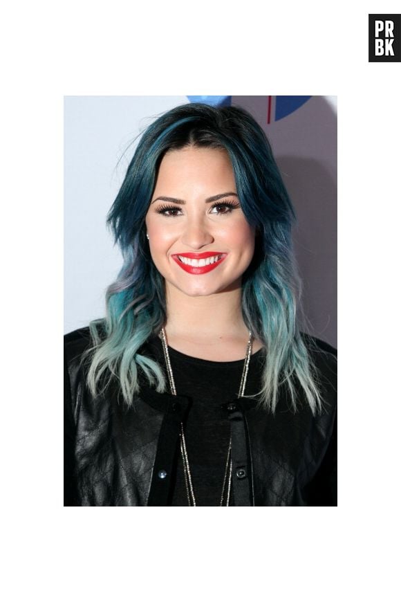 Antes do rosa, Demi Lovato estava com o cabelo azul e cinza nas pontas!