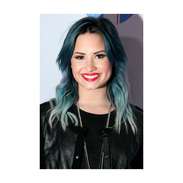 Antes do rosa, Demi Lovato estava com o cabelo azul e cinza nas pontas!