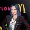 Demi Lovato esteve com o cabelo azul escuro e mais curtinho