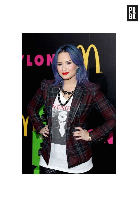 Demi Lovato esteve com o cabelo azul escuro e mais curtinho