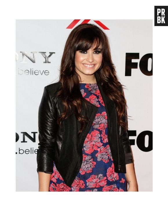 Lá na época de "Camp Rock", Demi Lovato usava franjinha e cabelo castanho!