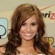 Demi Lovato já fez o famoso ombré invertido no cabelo, nos quais as pontas são mais escuras do que a raiz