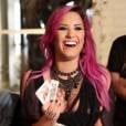 Demi Lovato agora está com as madeixas cor de rosa!