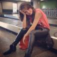 A atriz Lua Blanco se diverte sentada na esteira do aeroporto