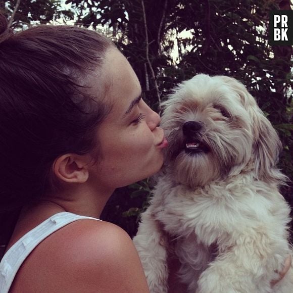 Lua Blanco mima seu cachorrinho