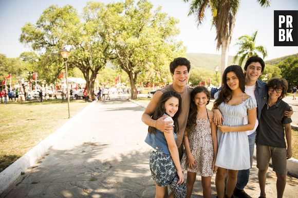 Na trama de "Em Família", Arthur Aguiar (Virgílio) contracena com Julia Dalavia (Helena), Eike Duarte (Laerte) e Luana Marquezine (Clara)