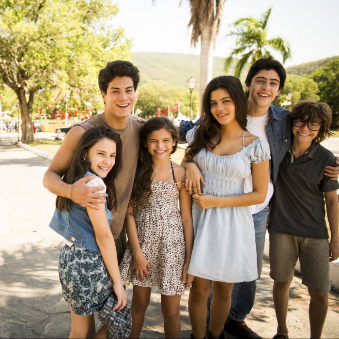 Na trama de &quot;Em Família&quot;, Arthur Aguiar (Virgílio) contracena com Julia Dalavia (Helena), Eike Duarte (Laerte) e Luana Marquezine (Clara)