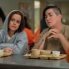 Imagens de "Orange is the New Black" revelam Big Boo (Lea DeLaria) e Pennsatucky (Taryn Manning) sentadas juntas