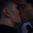 Em "Shadowhunters": Magnus (Harry Shum Jr.) e Alec (Matthew Daddario) se beijam e fãs comemoram!