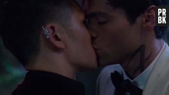 Em "Shadowhunters": Magnus (Harry Shum Jr.) e Alec (Matthew Daddario) se beijam e fãs comemoram!