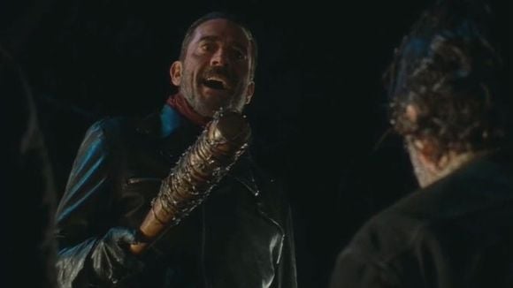 Final "The Walking Dead": na 6ª temporada, Negan ameaça Rick e personagem misterioso é assassinado!
