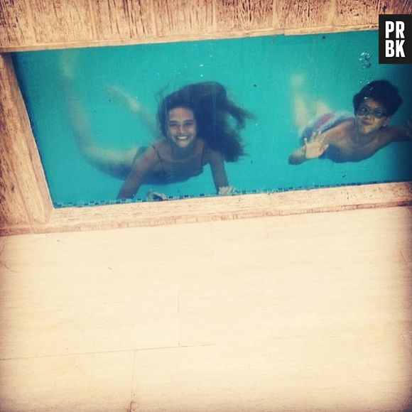 Toda divertida, Juliana Paiva compartilha foto na piscina