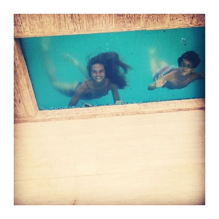 Toda divertida, Juliana Paiva compartilha foto na piscina