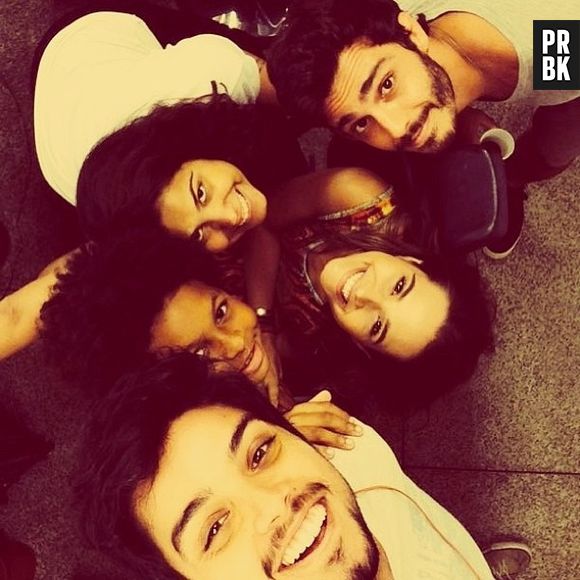 A atriz Juliana Paiva posa com o elenco de "Além do Horizonte"