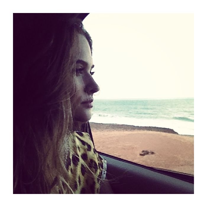Juliana Paiva curte paisagem da praia