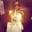 A atriz Juliana Paiva também tira fotos no espelho do elevador