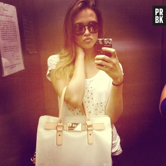 A atriz Juliana Paiva também tira fotos no espelho do elevador