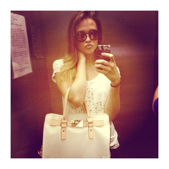 A atriz Juliana Paiva também tira fotos no espelho do elevador