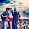 Juliana Paiva tira foto com Vinícius Tardio e Thiago Rodrigues