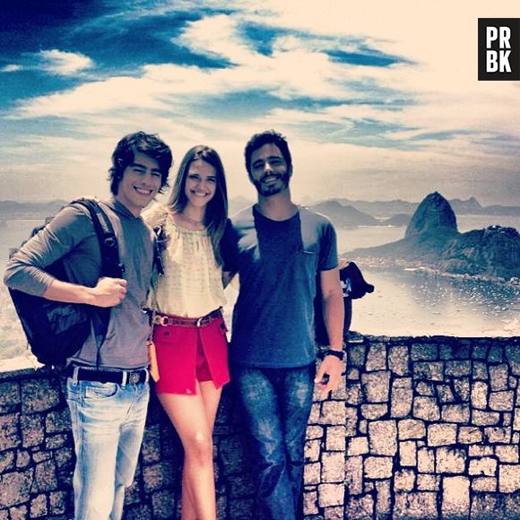 Juliana Paiva tira foto com Vinícius Tardio e Thiago Rodrigues