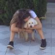 A atriz Juliana Paiva mostra amor ao cachorro Floquinho