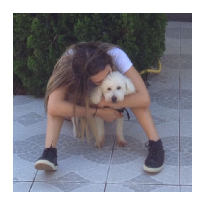 A atriz Juliana Paiva mostra amor ao cachorro Floquinho