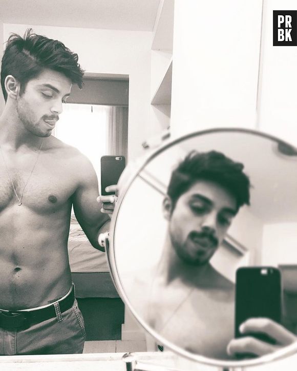 Rodrigo Simas posta foto sem camisa no Instagram com tanquinho à mostra e deixa seguidores loucos!