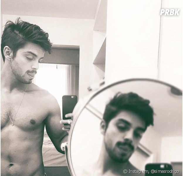 Rodrigo Simas posta foto sem camisa no Instagram com tanquinho à mostra e deixa seguidores loucos!