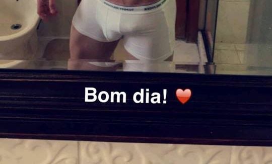 Biel posa sexy só de cueca no Snapchat e fãs vão à loucura na web! Confira!