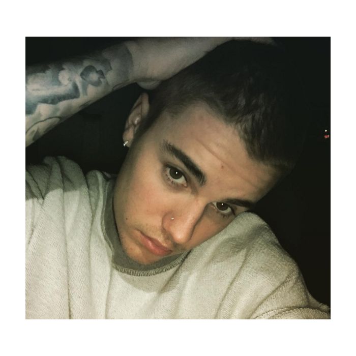 Justin Bieber, recentemente, mudou radicalmente o visual ao raspar o cabelo