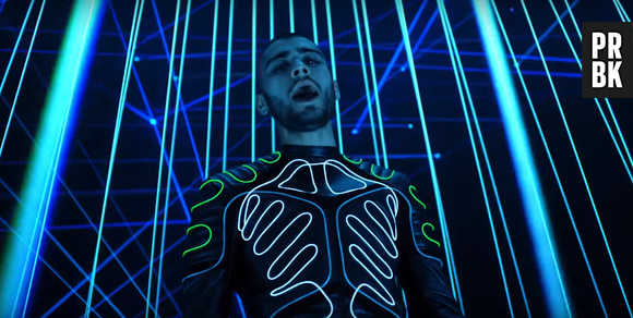 Zayn Malik aparece todo futurístico no clipe de "Like I Would"