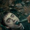 Daniel Radcliffe, de "Harry Potter", é morto-vivo em trailer de novo filme. Assista!