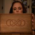 Victoria (Madeleine Stowe) pôs as mãos na caixa do infinito de Emily (Emily VanCamp) na 3ª temporada de "Revenge"