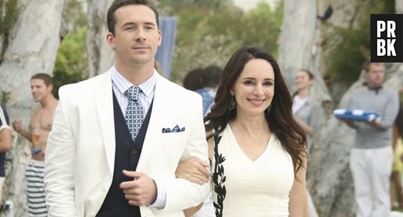 No início da 3ª temporada de "Revenge", Aiden (Barry Sloane) se uniu à Victoria (Madeleine Stowe) para ajudar Emily (Emily VanCamp)