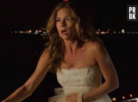 Emily (Emily VanCamp) levou um tiro de Daniel (Josh Bowman) no dia do casamento deles na 3ª temporada de "Revenge"