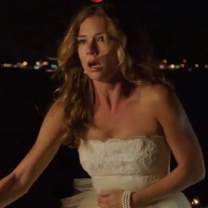 Emily (Emily VanCamp) levou um tiro de Daniel (Josh Bowman) no dia do casamento deles na 3ª temporada de &quot;Revenge&quot;