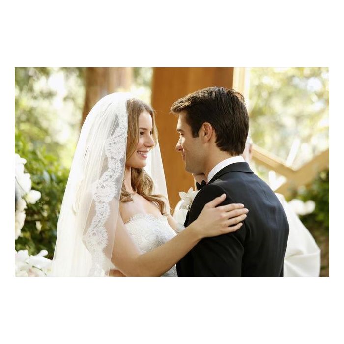 Na 3ª temporada de &quot;Revenge&quot;, aconteceu o aguardado casamento entre Emily (Emily VanCamp) e Daniel (Josh Bowman)