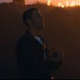 Nick Jonas colocando fogo! Clipe de "Chainsaw" tem pegação, briga e muita sensualidade