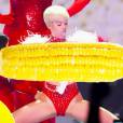 Obsessão por milho: Miley Cyrus adora posar fotos com montagens da iguaria