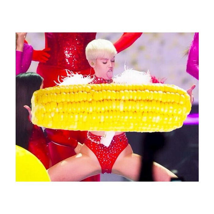 Obsessão por milho: Miley Cyrus adora posar fotos com montagens da iguaria