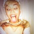 Miley Cyrus pe adepta de fotos bem estranhas no Twitter