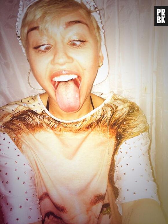 Miley Cyrus pe adepta de fotos bem estranhas no Twitter