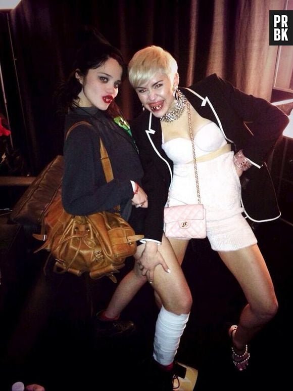 Ao lado de Sky Ferreira, Miley Cyrus posa com dentadura bizarra