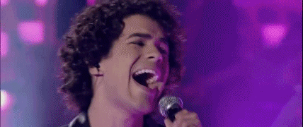Sam Alves cantando no The Voice Brasil