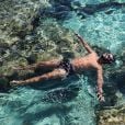 Rodrigo Simas em Ibiza, na Espanha, relaxa e exibe corpaço