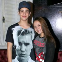 Larissa Manoela e João Guilherme, de "Cúmplices de um Resgate", vão em aniversário de ator do elenco