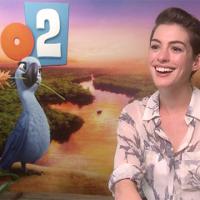 Anne Hathaway brinca sobre experiência de dublar ararinha-azul em "Rio 2"