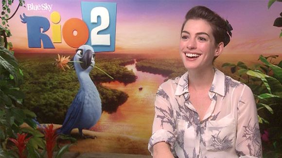 Anne Hathaway brinca sobre experiência de dublar ararinha-azul em "Rio 2"