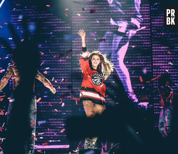 Além de ser diva na internet, Selena Gomez enlouquece os fãs nos shows